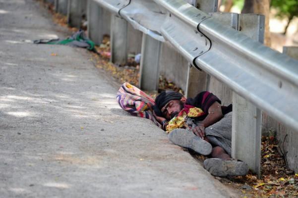 En man söker skydd och vilar vid vägkanten i Allahabad en het dag i maj 2015.(Foto: Sanjay Kanojia/AFP/Getty Images)
