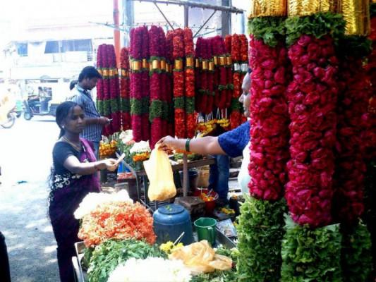 Varalakshmi säljer blommor till en kund. Hon har sålt blommor i 25 år. (Foto: Tarun Bhalla, Epoch Times) Bildspel längre ner.
