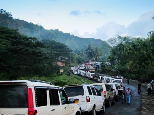 Fordon på väg till Jarawa-reservatet radar upp sig längs Andamanvägen, vilken kopplar samman de avlägsna indiska Andaman-öarna. (Foto: G. Chamberlain/Survival)
