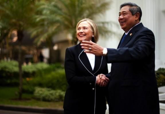 USA:s utrikesminister Hillary Clinton skakar hand med Indonesiens president Bambang Susilo Yudhoyono före ett bilateralt möte i presidentpalatset i Jakarta den 4 september. Indonesien kan bli nyckeln som hjälper till att lösa problemen i Sydkinesiska havet. (Foto: Jim Watson/AFP/GettyImages)
