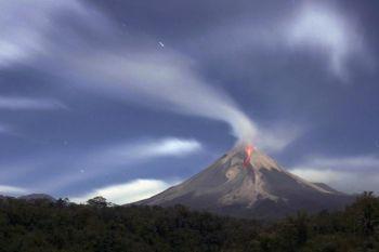 Berget Merapi spottar ut rök och aska 2006. Vulkanen är även känd som Eldsberget. (Foto: Dimas Ardian/Getty Images)