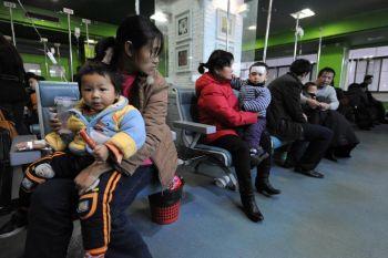 Patienter väntar på behandling på ett sjukhus i Anhuiprovinsen i Kina den 8 januari 2010. H1N1, svininfluensapandemin förklarades av Världshälsoorganisationen officiellt vara över på tisdagen . (Foto: STR / AFP / Getty Images)
