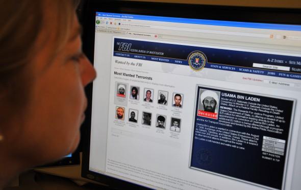 En journalist i Washington tittar på FBI:s webbplats där det Usama bin Ladins död meddelades 2 maj 2011. Terrorister har bytt taktik efter Bin Laden-eran, skriver Gabriel Weimann. (Foto: Karen BleierAFP/Getty Images)