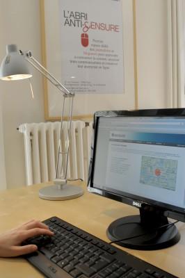 En bild från kontoret hos Reportrar utan gränser i juni 2010 där man visar en dator med virtuell "anti-censurfilter" för att skydda bloggare från enväldiga regimers censur. (Foto: AFP/Eric Piermont)