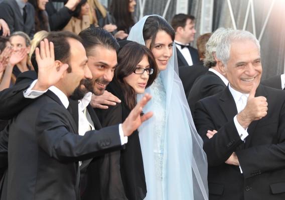 Regissören för filmen "A Separation (Jodaeiye Nader az Simin)", Asghar Farhadi (t.v), och skådespelarna anländer på röda mattan för den 84:e Oscarsgalan den 26 februari 2012 i Hollywood, Kalifornien. (andra fr. v. till höger) Peyman Maadi, oidentifierad gäst, Leila Hatami och oidentifierad gäst.(Foto:  AFP/Joe Klamar)