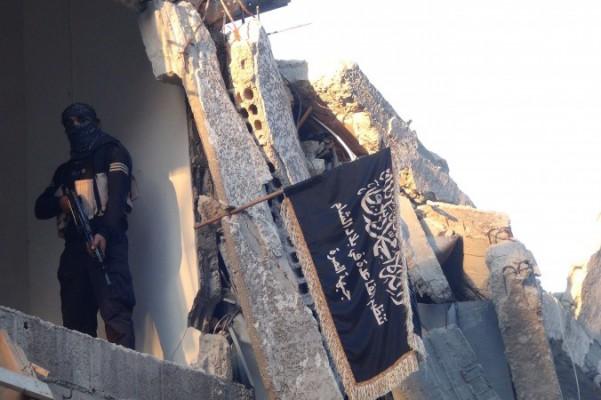 En stridande från IS intar sin post i ett förstört Damaskus, Syrien, den 22 september 2014. (Foto: Rami Al-Sayed/AFP/Getty Images)