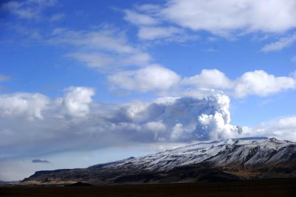 Bilden visar från vulkanen Eyjafjallajokull på Island  den 23 april. (Foto: AFP/Emmanuel Dunand)  