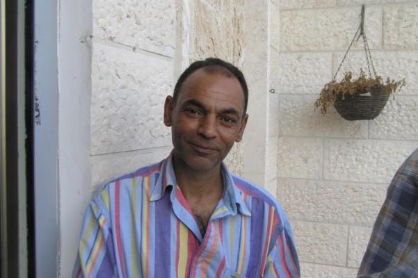 Badiz'a Ahmed bor i en by i närheten av den palestinska staden Tul Karem på Västbanken. Volontärer från Road to Recovery (Vägen till återhämtning) transporterade honom och hans barn till ett sjukhus i Haifa. (Foto: Marlene-Aviva Grunpeter/Epoch Times)
