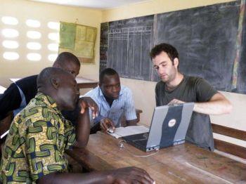 Amir Kaplan lär bybor i Elfenbenskusten att använda datorer för första gången (Foto: Yuval Russek)