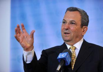 Ehud Barak, försvarsminister och vice premiärminister i Israel, pratar med media den 29 juli 2011. (Foto: Stan Honda / AFP / Getty Images)