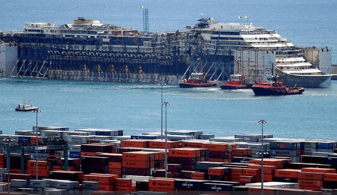 Costa Concordia anlände till hamnen i Genua den 27 juli. Innan nedmonteringen började fortsatte sökandet efter den försvunne servitören, Russell Rebellos kropp. (Foto: Marco Bertorello/AFP/Getty Image)