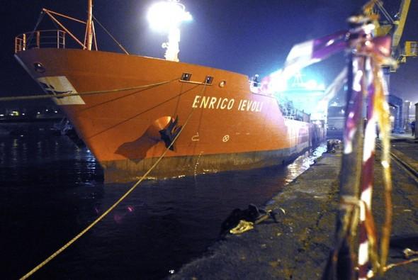 Arkivbilder från mars 2005 av Enrico Ievoli i Brests hamn, västra Frankrike. Pirater kapade detta italienska tankfartyg utanför Oman den 27 december. (Foto: Fred Tanneau /AFP/Getty Images)