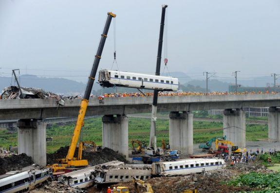 Tågvagnar begravs efter den våldsamma tågkrocken i östra Kina den 23 juli.  (Foto; STR/AFP/Getty Images)
