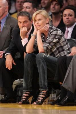 Charlize Theron, klädd i grå jeggings, tittar på Lakers spel. (Foto: Noel Vasquez/Getty Images)