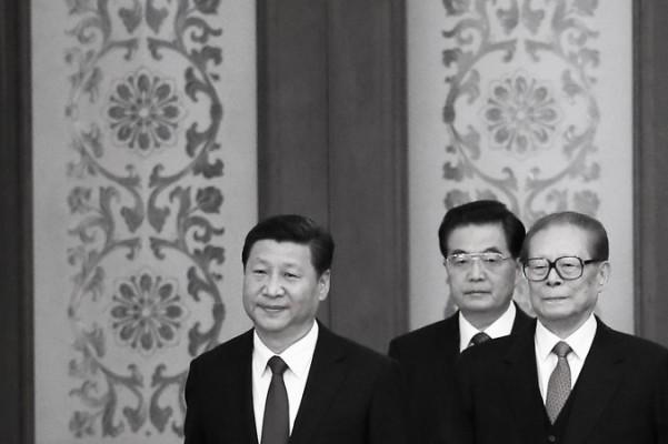 Kinas president Xi Jinping (vänster), hans föregångare Hu Jintao (mitten) och Jiang Zemin (höger) i Folkets stora sal i Peking, den 30 september 2014. Enligt en välplacerad källa har nu Xi Jinping börjat agera konkret mot Jiang Zemin, som är hans ärkerival inom partiet. Foto: Feng Li/Getty Images