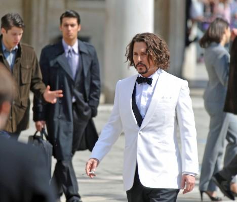 Johnny Depp går sin egen väg, under inspelningen av de sista scenerna av "The Tourist”, på Piazza San Marco i Venedig i maj 2010. (Foto: Andrea Pattaro/AFP)
