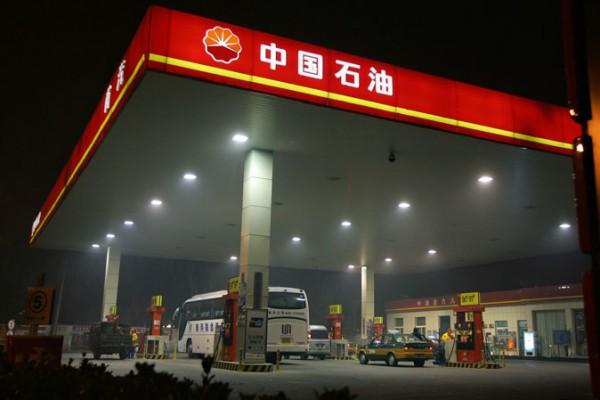 En av det statligt ägda PetroChinas bensinstationer. En högt uppsatt chef på PetroChinas moderbolag CNPC utreds nu för korruption, något som tros ha kopplingar till det förväntade korruptionsmålet mot Kinas förre chef för inhemsk säkerhet, Zhou Yongkang. (Foto: Frederic J. Brown/AFP/Getty Images )