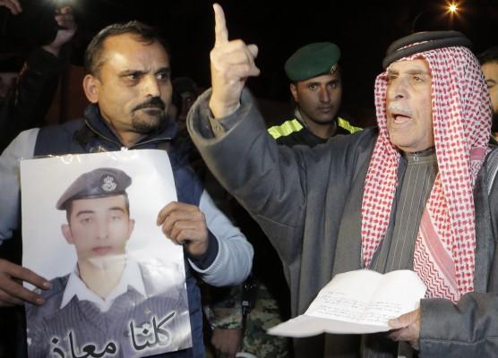 Safi al-Kassasbeh, far till den jordanska piloten Maaz al-Kassasbeh (på foto), som tillfångatogs av den islamistiska gruppen Islamisk stat (IS) den 24 december efter att hans jetplan kraschade medan han var på uppdrag mot jihadister i norra Syrien, protesterar utanför det kungliga palatset i Amman den 28 januari 2015. IS-gruppen har hotat att döda den jordanska piloten och en japansk journalist inom 24 timmar om Jordanien inte släpper en tillfångatagen jordansk kvinnlig militant fri. (Foto: Khali Mazraawi/AFP/Getty Images)