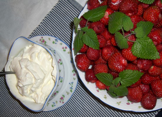 Svenska jordgubbar dekorerade med citronmeliss. (Foto: Maria Johansson / Epoch Times)