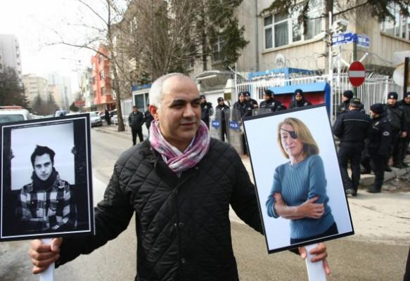 En turkisk journalist i Ankara visar bilder av två dödade journalister; den franska fotojournalisten Remi Ochlik (t v) och Sunday Times korrespondenten Marie Colvin, som dödades i Syrien förra året. (Foto: Adem Altan/AFP/Getty Images)