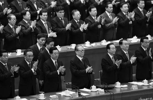 De tidigare ledarna i det Kinesiska kommunistpartiet ger stående applåder under den 18:e partikongressens avslutning i Peking den 14 november. Dagen efter tillkännagavs de nya ledarna. (Lintao Zhang/Getty Images)

