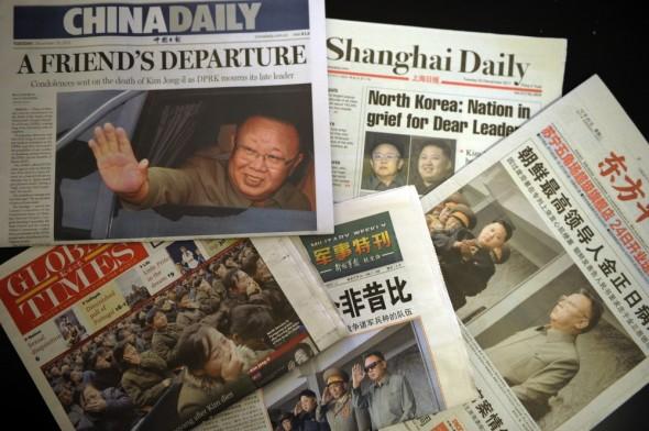 Några utvalda tidningar i Shanghai rapporterade om Nordkoreas ledare Kim Jong Ils död den 20 december. (Foto: Peter Parks/AFP/Getty Images)