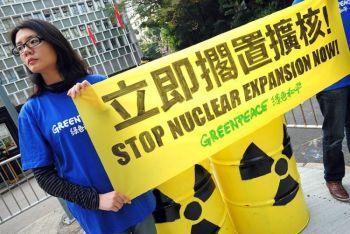 Greenpeace demonstrerar i Hongkong den 22 mars mot regeringens planer på expansion av kärnkraft i södra Kina och att Kina ska öka sin kärnkraftsanvändning till 50 procent till 2020.(Foto: AFP/Getty Images)