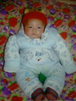 Yi Kaixuan som spädbarn. Vid fem års ålder dog han efter att ha druckit förgiftat mjölkpulver sedan födseln.  (Foto: Epoch Times)