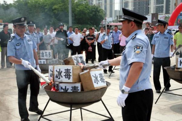 Poliser står redo att bränna droger på Internationella dagen mot narkotikamissbruk och illegal handel den 26 juni 2012 i Shenyang, Kina. Narkotikamissbruket i Kina har ökat snabbt under de senaste två åren, enligt Ministeriet för allmän säkerhet. (Foto: ChinaFotoPress/Getty Images)