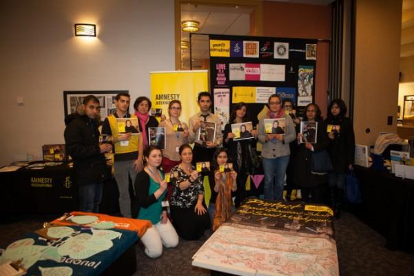 Arrangörerna för 2012-års filmfestival Reel Awareness håller ntillsammans med andra Amnesty Internationals medlemmar i en bild av iranska människorättsadvokaten Nasrin Sotoudeh, som satt fängslad i Iran för sitt arbete som advokat. Sotoudeh släpptes i september tillsammans med andra politiska fångar. (Foto: Eugen-Florin Zamfirescu)
