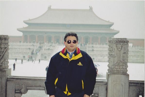 George Karimi år 2001 framför Förbjudna staden i Peking. Den 9 oktober 2003 häktades han i Kina. (Foto: Privat)
