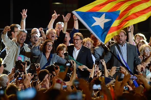 Kataloniens president Artur Mas, i mitten, och Oriol Junqueras, (ERC), till höger firar valsegern den 27 september i Barcelona.  Foto: David Ramos/Getty Image.
