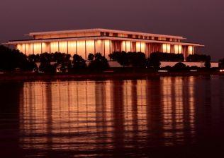 Kennedy Center i nattljus. (Foto: Lisa Fan/Epoch Times)
