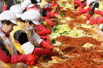 Kimchi-priserna har nyligen skjutit i höjden i Sydkorea, och fått den sydkoreanske presidenten att ingripa. Sydkoreanska kvinnor gör kimchi i november 2009. (Foto: Chung Sung-Jun/Getty Images)