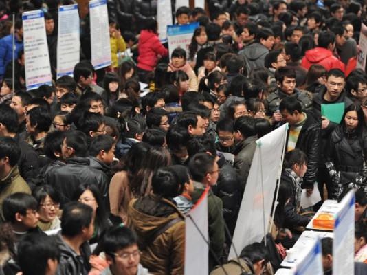 Tusentals arbetslösa flockas på en arbetsmarknadsmässa i Hefei, i östkinesiska provinsen Anhui i februari i år. Nedgång på bostadsmarknaden kommer att medföra arbetslöshet och försvagning inom andra ekonomiska sektorer som är beroende av fastighetsmarknaden. (Foto: STR/AFP/Getty Images)