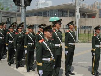 Kinesisk militärpolis har vaktbyte utanför USA:s ambassad i Peking. (Foto: Mark Ralston/AFP/GettyImages)
