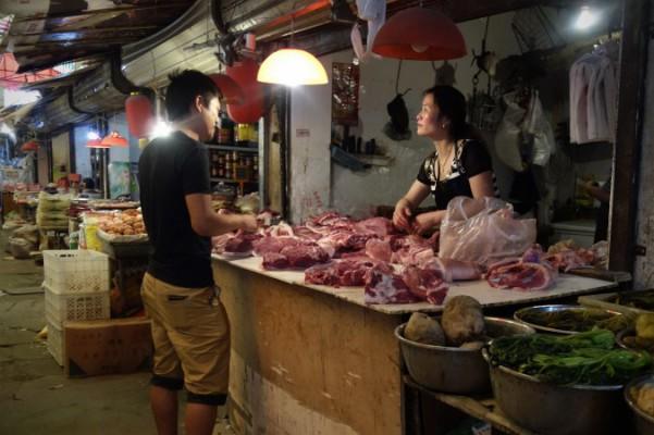 Bilden från den 1 juni 2013 visar köttförsäljning på en marknad i Peking. Ett slakteri i Peking åtalades nyligen för att ha sålt smittat kött till skolor i över ett år. (Wang Zhao/AFP/Getty Images)