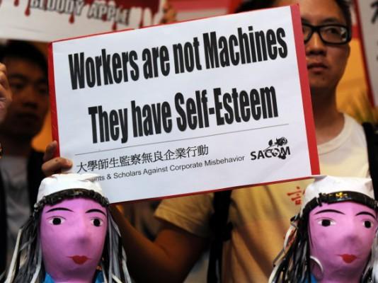 Studenter protesterar mot arbetsförhållandena vid Foxconns fabriker i Kina. (Foto: Mike Clarke/AFP/Getty Images)