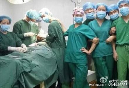 En skärmdump från mikrobloggen Sina Weibo visar hur en grupp läkare och sköterskor tar bilder på sig själva under en operation den 15 augusti 2014. Bilderna som lades ut på internet den 20 december fördömdes högljutt på Kinas sociala medier. (Skärmdump/Epoch Times) 
