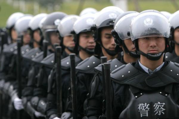 Insatsstyrkor i Chengdu, Kina, 2005. Under det senaste halvåret har den kinesiska regimen förstärkt sina säkerhetsstyrkor för att bekämpa inhemska oroligheter. (Foto: China Photos/Getty Images)
