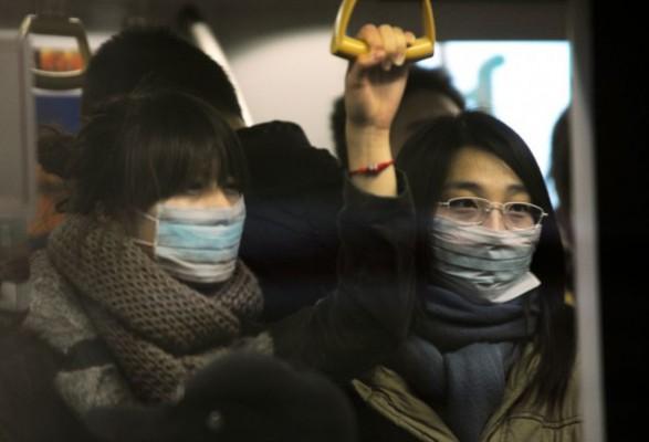 Två kvinnor bär munskydd i Pekings tunnelbana. (Peter Parks/AFP/Getty Images)