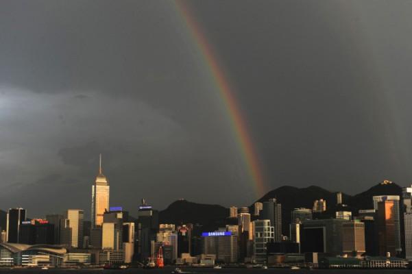 En regnbåge bakom Hongkongs siluett den 21 juli, 2012. Finansanalytikern Liao Shiming tror att landets policy om ”ett land, två system”, genom rättssäkerhet, transparens och frihet, är det som har säkerställt stadens position som finanscentrum. (Foto: Dale de la Rey/AFP/Getty Images)