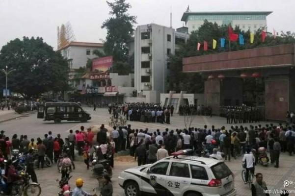 Den 4 november ockuperade fler än 600 bybor häradets myndighetsbyggnad i samhället Yantou i Guangdongprovinsen under en protest mot en avfallshanteringsanläggning. Myndigheterna skickade kravallpolis för att skingra massan. (Foto: Weibo.com) 