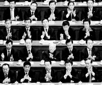 Kinesiska delegater applåderar resultatet av en omröstning under det Kinesiska kommunistpartiets kongress i Folkets stora sal den 21:a oktober 2007 i Peking. (Andrew Wong/Getty Images)