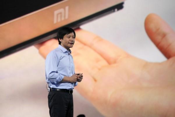 Xiaomis vd Lei Jun talar vid lanseringen av en ny produkt i Peking den 15 maj. Nyligen upptäcktes att Xiaomis Redmi Note smartphone automatiskt kopplades till en IP-adress i Peking. (Foto: Chinafotopress /Chinafotopress via GettyImages) 