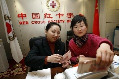 Röda Korset i Kina har mist sin betydelse när det gäller välgörenhet. Vissa lokala Röda Korset-kontor i Kina har ombildat sig till NGO:s (icke-statliga organisationer) bara för att lätt kunna ta emot gåvor från utlandet. (Foto: AFP)