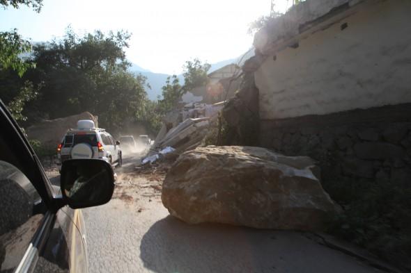 Ett stenblock ligger på en väg i Yiliang, i Yunnanprovinsen, sydvästra Kina, efter två grunda skalv som drabbade området. (Foto: STR / AFP / Getty Images)
