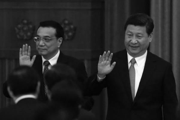Ordföranden för det Kinesiska kommunistpartiet, Xi Jinping (till höger) och premiärminister, Li Keqiang (till vänster) vinkar till gästerna när de anländer till en middag som markerade 64-årsdagen för grundandet av Folkrepubliken Kina den 30 september 2013. Dessa båda var ansvariga för utfärdandet av ett antal reformer vid Centralkommitténs tredje plenum, vilka är avsedda att rädda partiet ur krisen. (Feng Li/Getty Images)