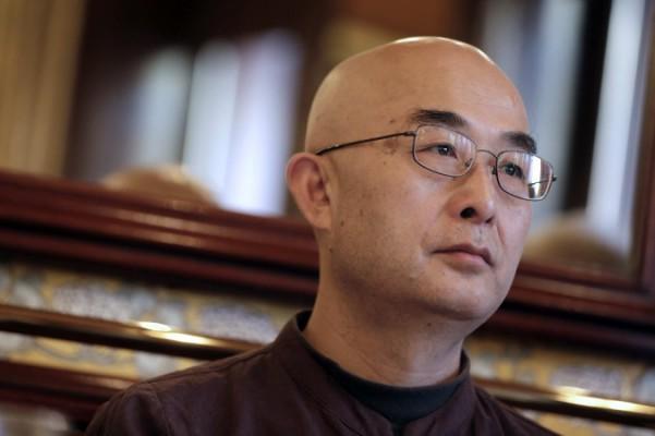 Kinesiske dissidenten och författaren Liao Yiwu intervjuas i Paris den 16 januari 2013 om hans bok, som skildrar fyra år i kinesiskt fängelse. Nu är han på besök i New York där han berättar om sin bok. Epoch Times fick en pratstund med honom. (Foto: Kenzo Tribouillard/AFP/Getty Images)