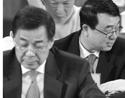 Bo Xilai och bakom honom Wang Lijun. (Epoch Times bildarkiv).